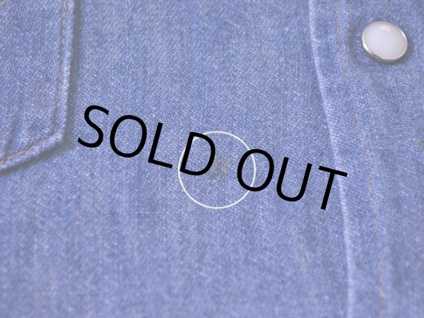 胸付近に僅かな汚れ。