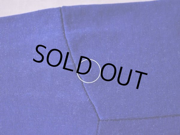 右肩付近にピンホール。