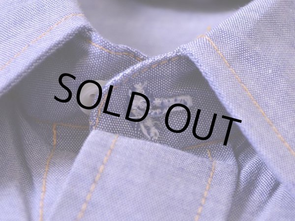 トップボタンのボタンホールにリペア跡。