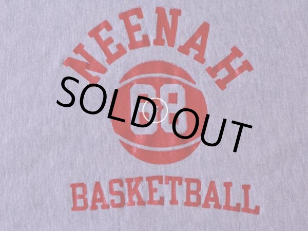 胸プリント付近に小さなダメージ。