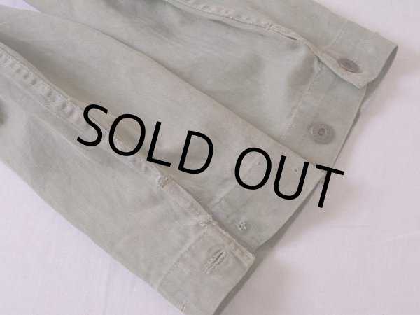 右袖ボタン欠損。