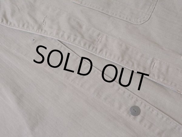 第二・第三ボタン欠損、第四ボタン付け替え。