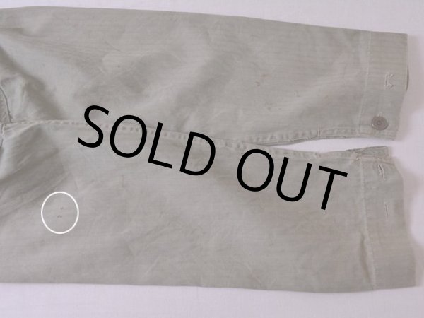 袖に汚れと僅かな傷。