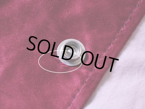 第4ボタン付け根に小さなダメージ。