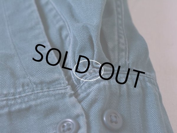 左袖口に小さなダメージ。