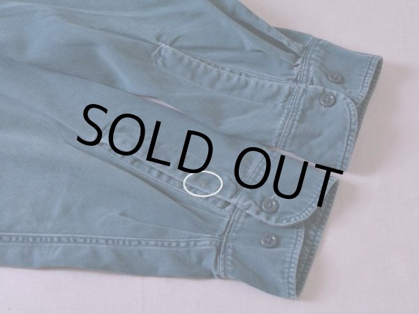 左袖口に僅かな汚れ。