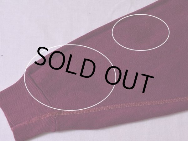 右袖に少々濃く見える程度のシミ。