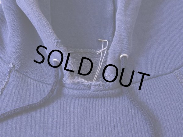 首元にダメージ。