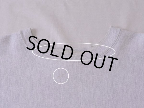 首リブに少々黄ばみ、首リブ下に僅かなシミ。