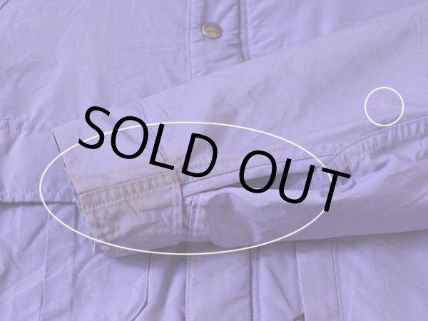 左袖口に汚れ。