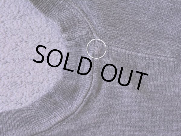 首リブ付け根に僅かなダメージとステッチ抜け。