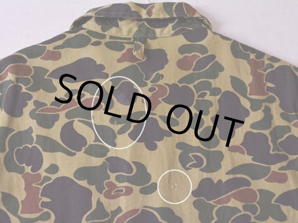 バックに僅かなホツレ・汚れ。