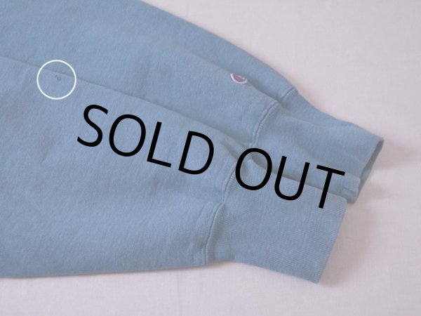 右袖に小さなダメージ。