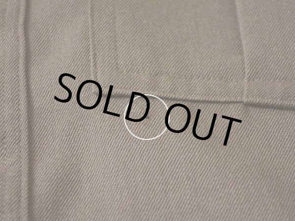 左胸ポケット下に虫食い。