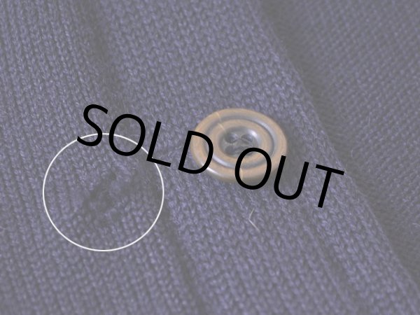 裾付近に虫食い穴・ボタンに少々ヒビ。