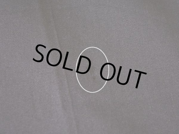 左足膝付近に小さなスレ。