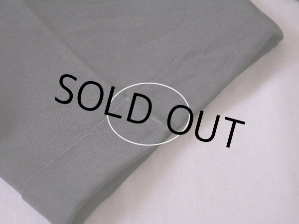 左足裾に少々汚れ。