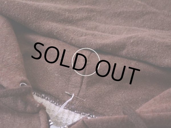 フード裏に僅かなダメージ。