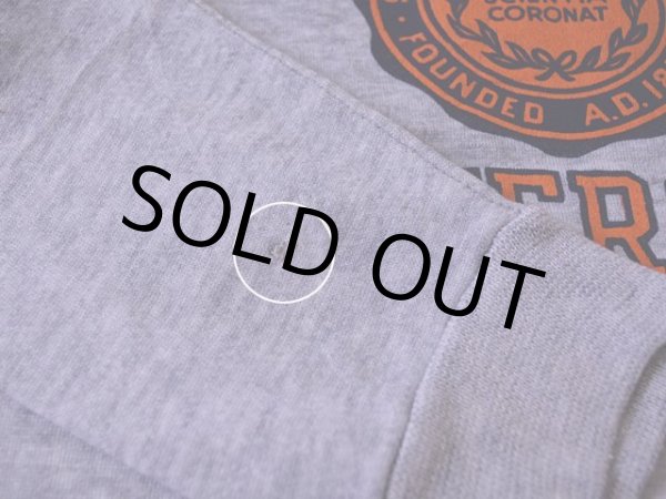 右袖口にダメージ。