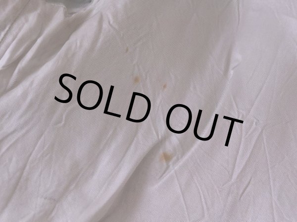 裏地に僅かな汚れ。