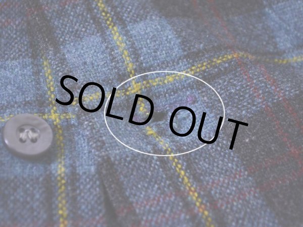 ボタンホールに少々ホツレ。