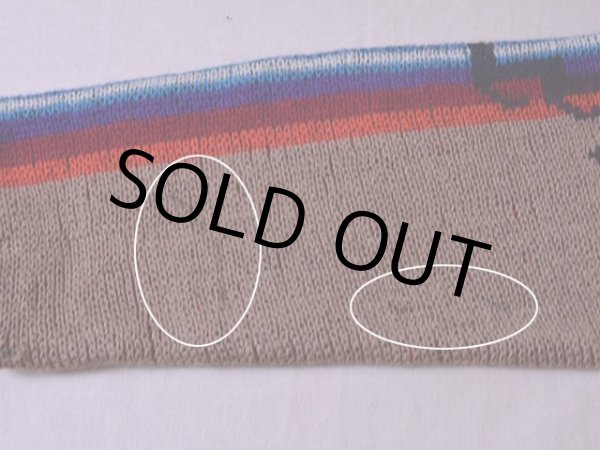 右袖に僅かな汚れ。