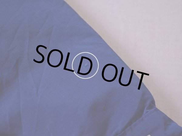 左袖口に僅かな傷。