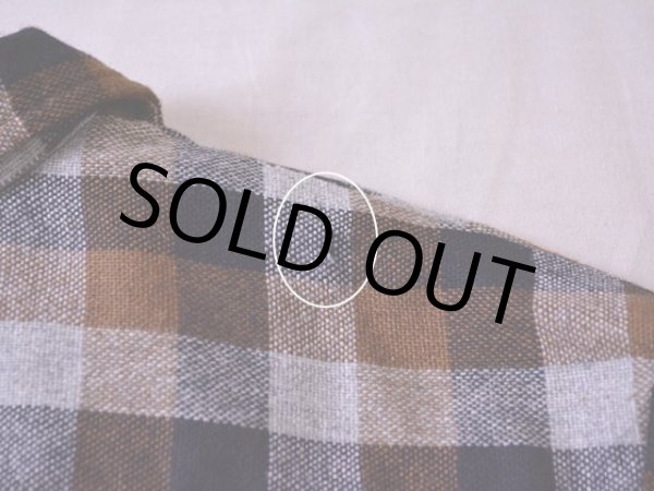 右肩付近に僅かな虫食い。