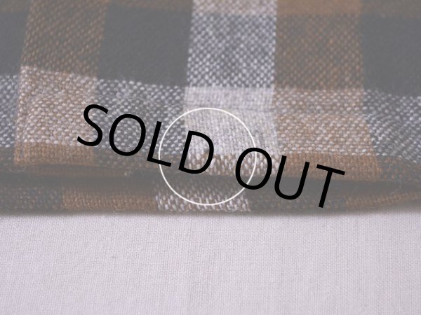 フロント裾に僅かな虫食い。