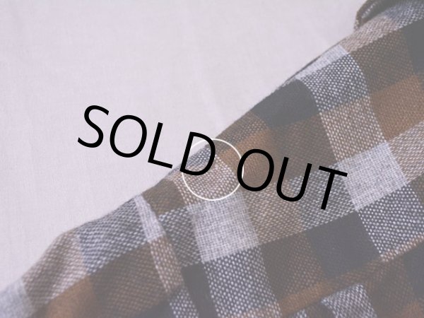 左肩に僅かな虫食い。