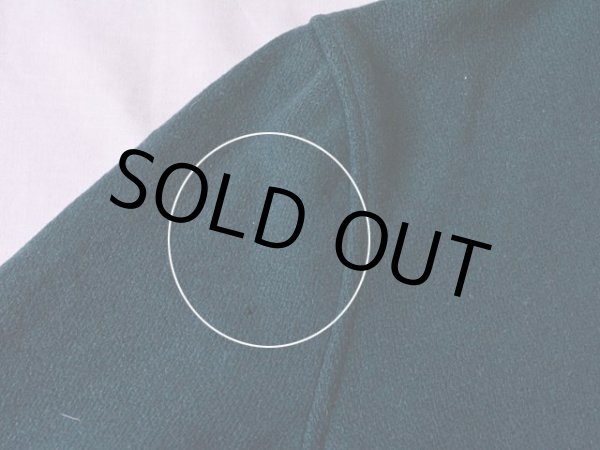 右袖付け根に僅かな虫食い。