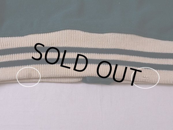 裾リブに僅かなダメージ・汚れ。