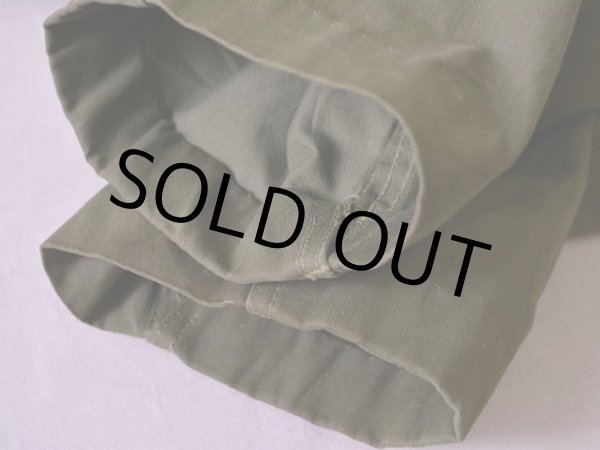 袖が上げらております。