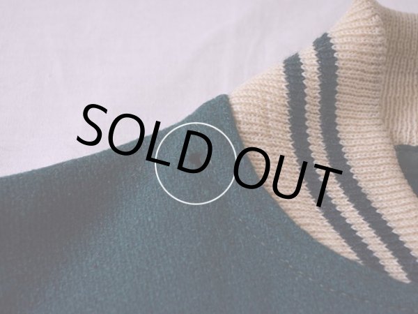 首リブ横に虫食い穴。