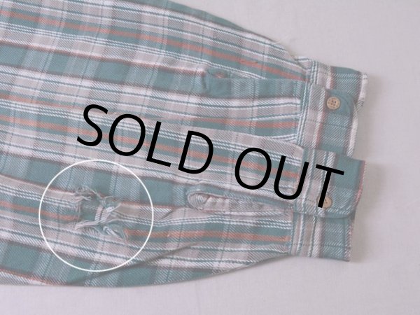 右袖に大きなダメージ。