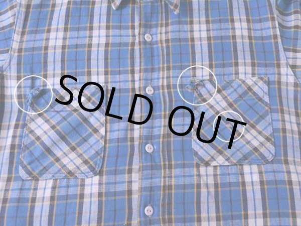 両胸ポケット付け根にホツレ・汚れ。