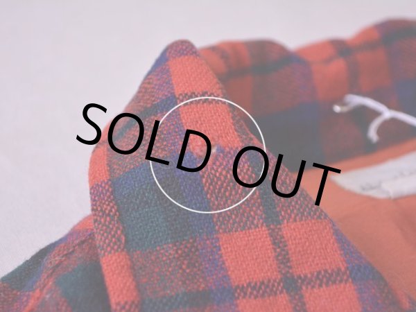 襟に小さな虫食いダメージ。