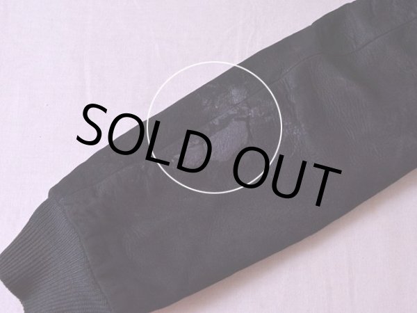 左袖に若干汚れ。