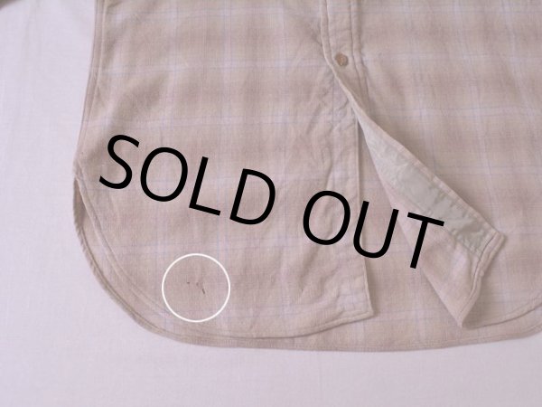 フロント裾に少々虫食い。