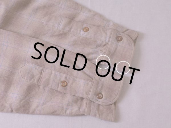 袖口に少々虫食い。