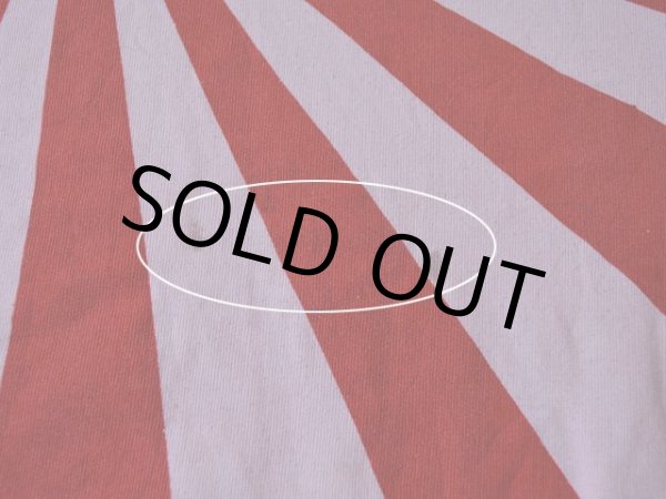 背中に僅かな汚れ。