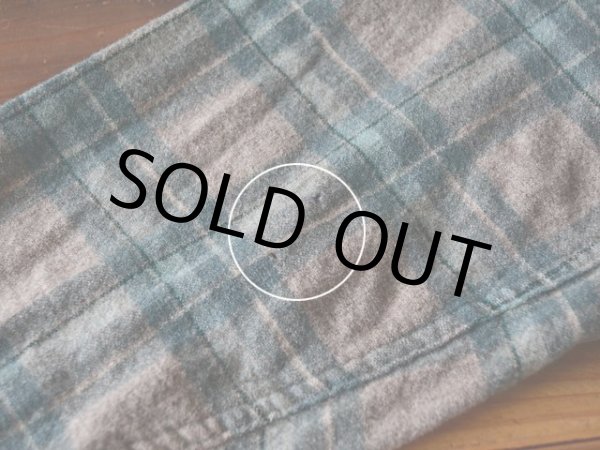 右袖に僅かな虫食い。