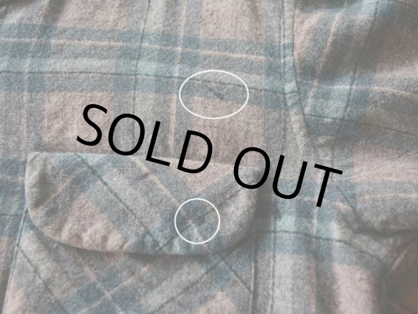 左胸ポケット付近に汚れ。