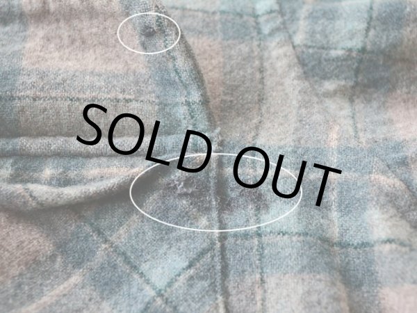 左胸ポケット付近に汚れ。