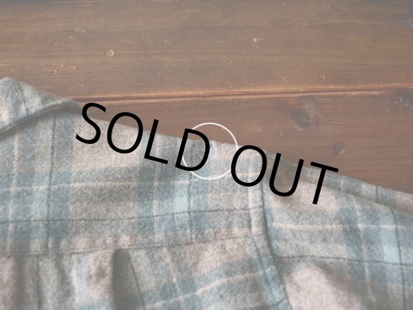 バック右肩付近に1cm弱の穴。