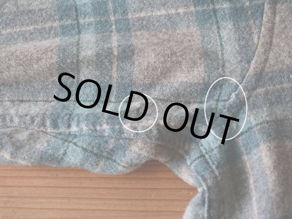 右袖付け根に少々ステッチ抜け、僅かな虫食い。