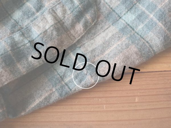 左袖口に僅かな虫食い。