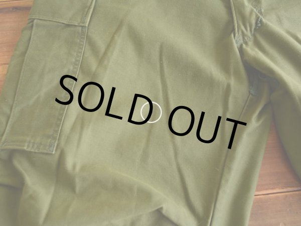 右太ももに僅かな汚れ。