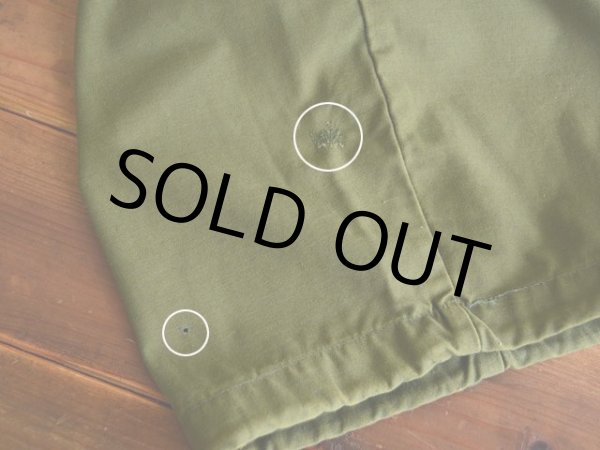 左足裾付近に僅かなリペアと僅かな穴。