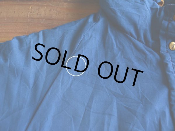 フロント右肩付近に僅かな汚れ。